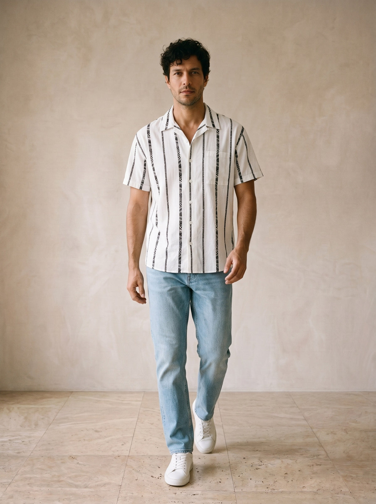Branco | Camisa listrada gola aberta Granada branco – corpo inteiro, modelo caminhando