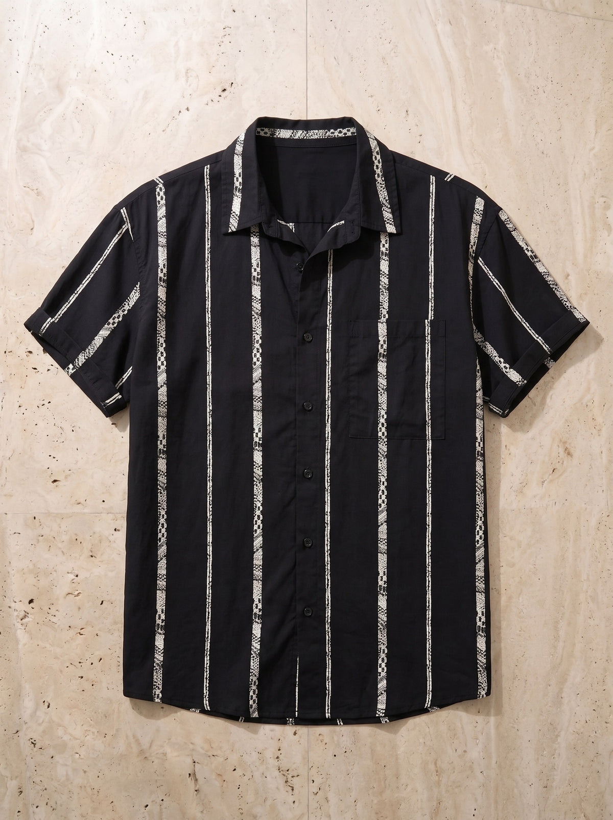 Preto | Camisa listrada gola aberta Granada preto – peça sozinha vista de cima