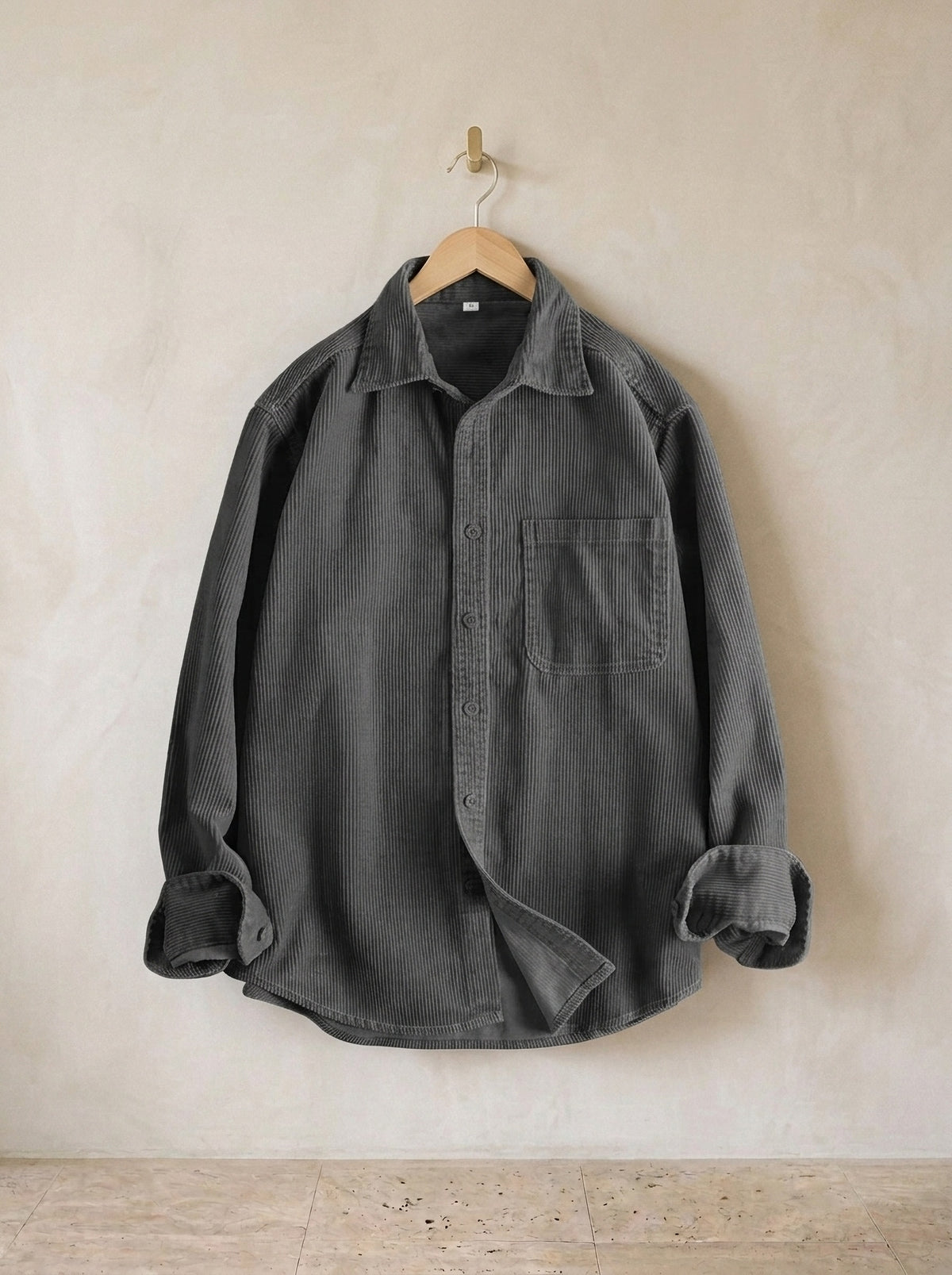 Cinza | Camisa de veludo manga longa Graz cinza – peça sozinha, no cabide de madeira