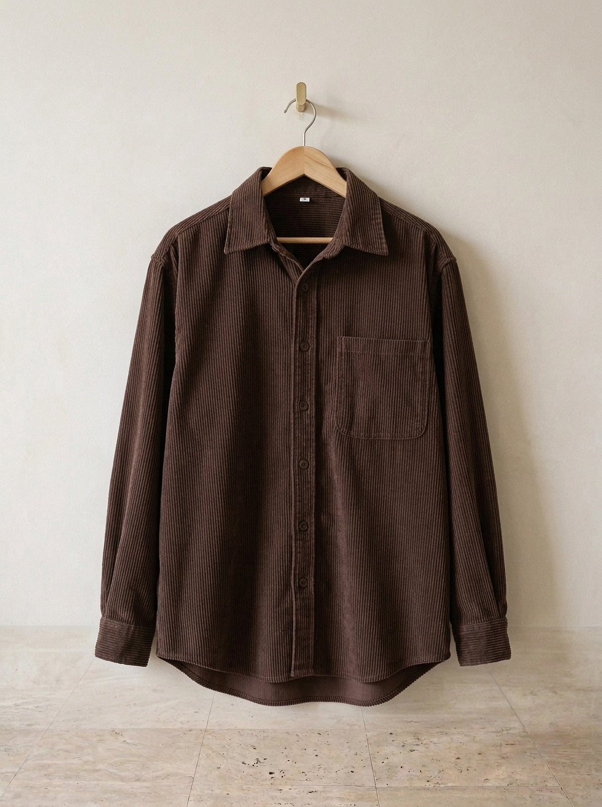 Marrom | Camisa de veludo manga longa Graz marrom – peça sozinha, no cabide de madeira