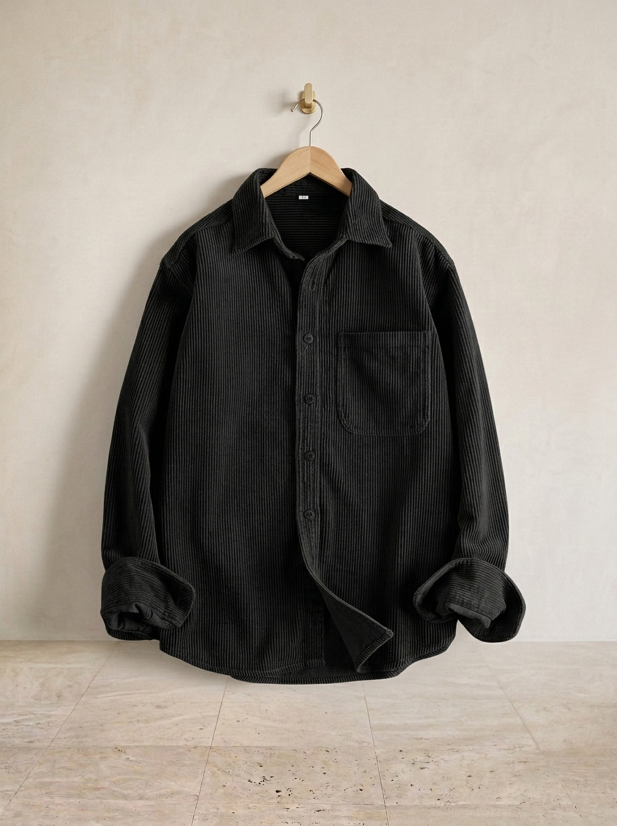 Preto | Camisa de veludo manga longa Graz preto – peça sozinha, no cabide de madeira