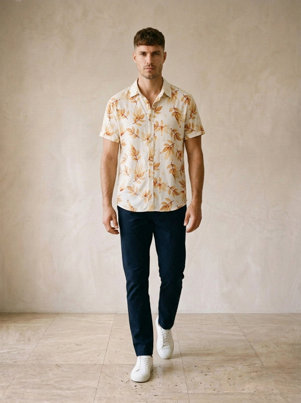 Branco | Camisa estampa de folhas Grenoble branco – corpo inteiro, modelo caminhando