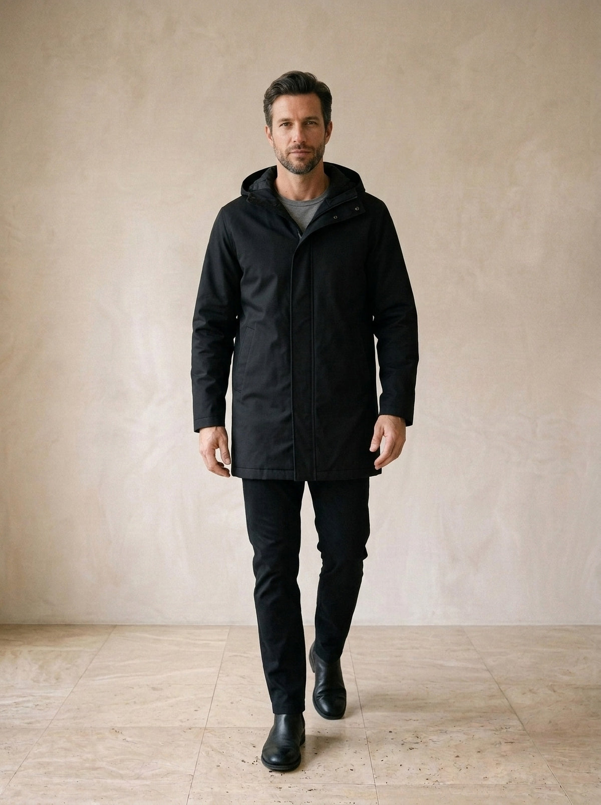 Preto | Parka com capuz Groningen preto – corpo inteiro, modelo caminhando