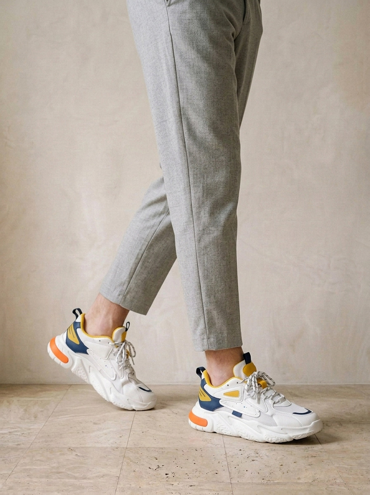 Branco com amarelo | Tênis casual Gstaad branco com amarelo – nos pés, caminhando