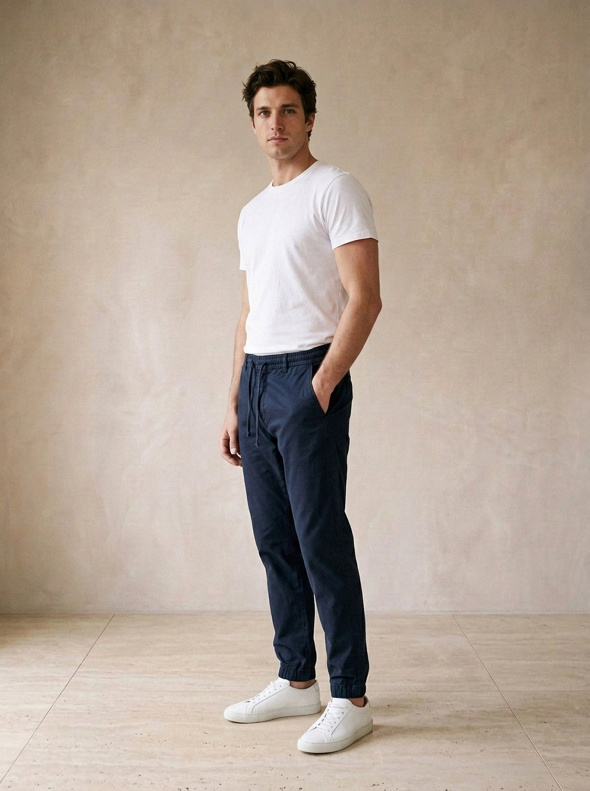 Azul-marinho | Calça jogger de algodão Guimarães azul-marinho – vista três quartos