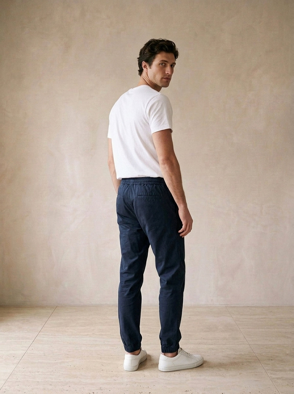 Azul-marinho | Calça jogger de algodão Guimarães azul-marinho – costas, olhando por cima do ombro