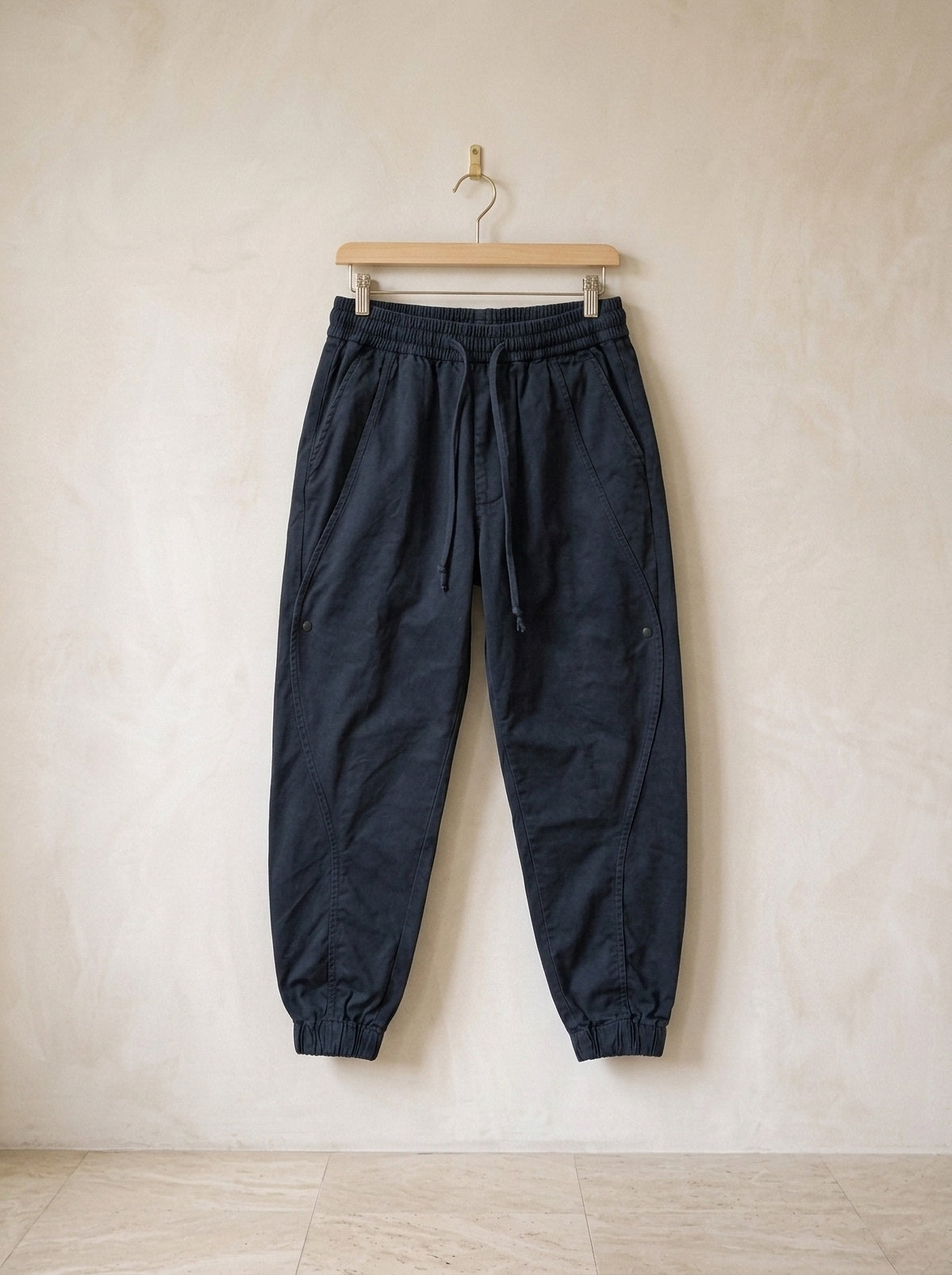 Azul-marinho | Calça jogger de algodão Guimarães azul-marinho – peça sozinha, no cabide de madeira