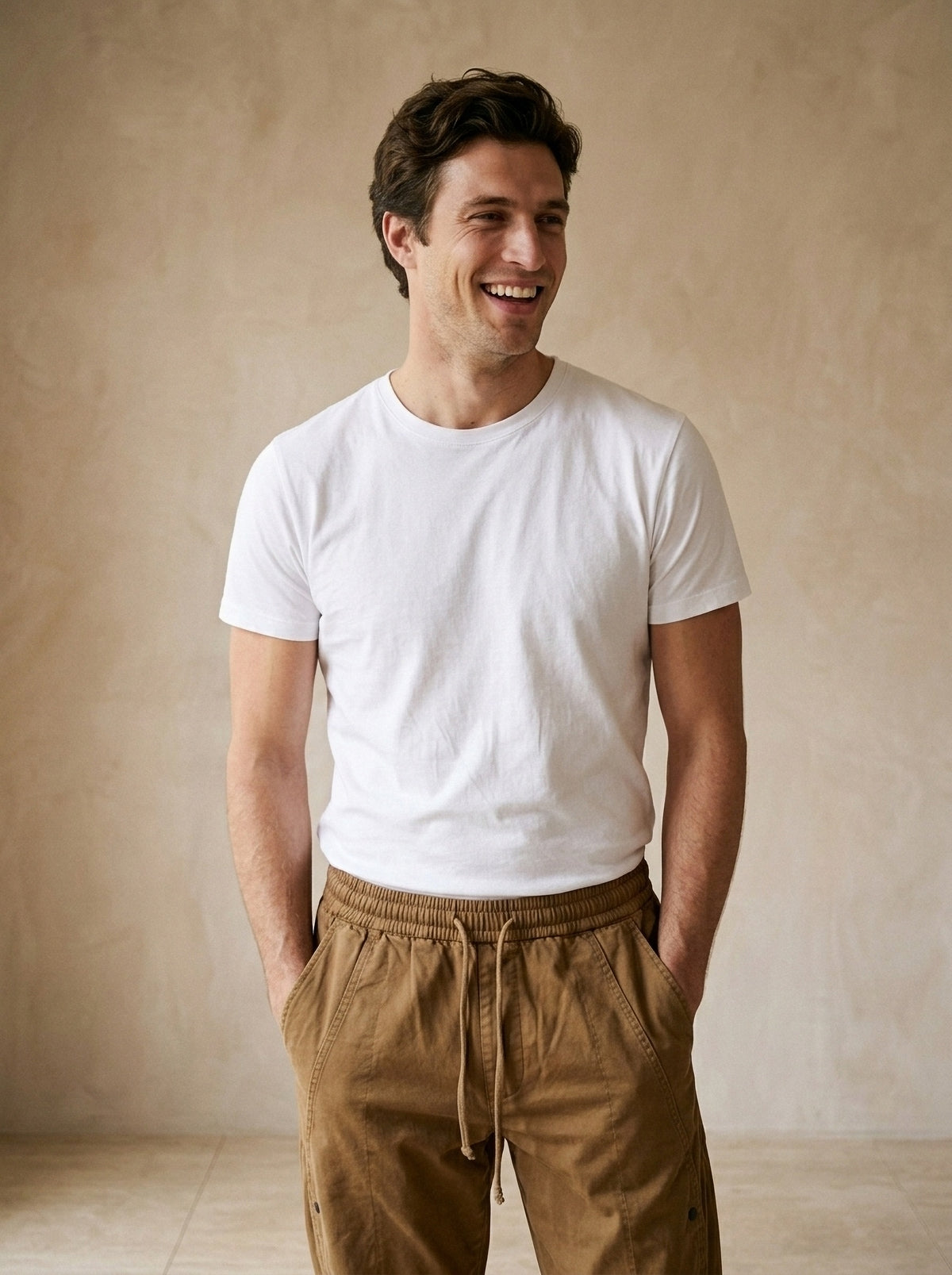 Marrom | Calça jogger de algodão Guimarães marrom – modelo sorrindo, recorte médio