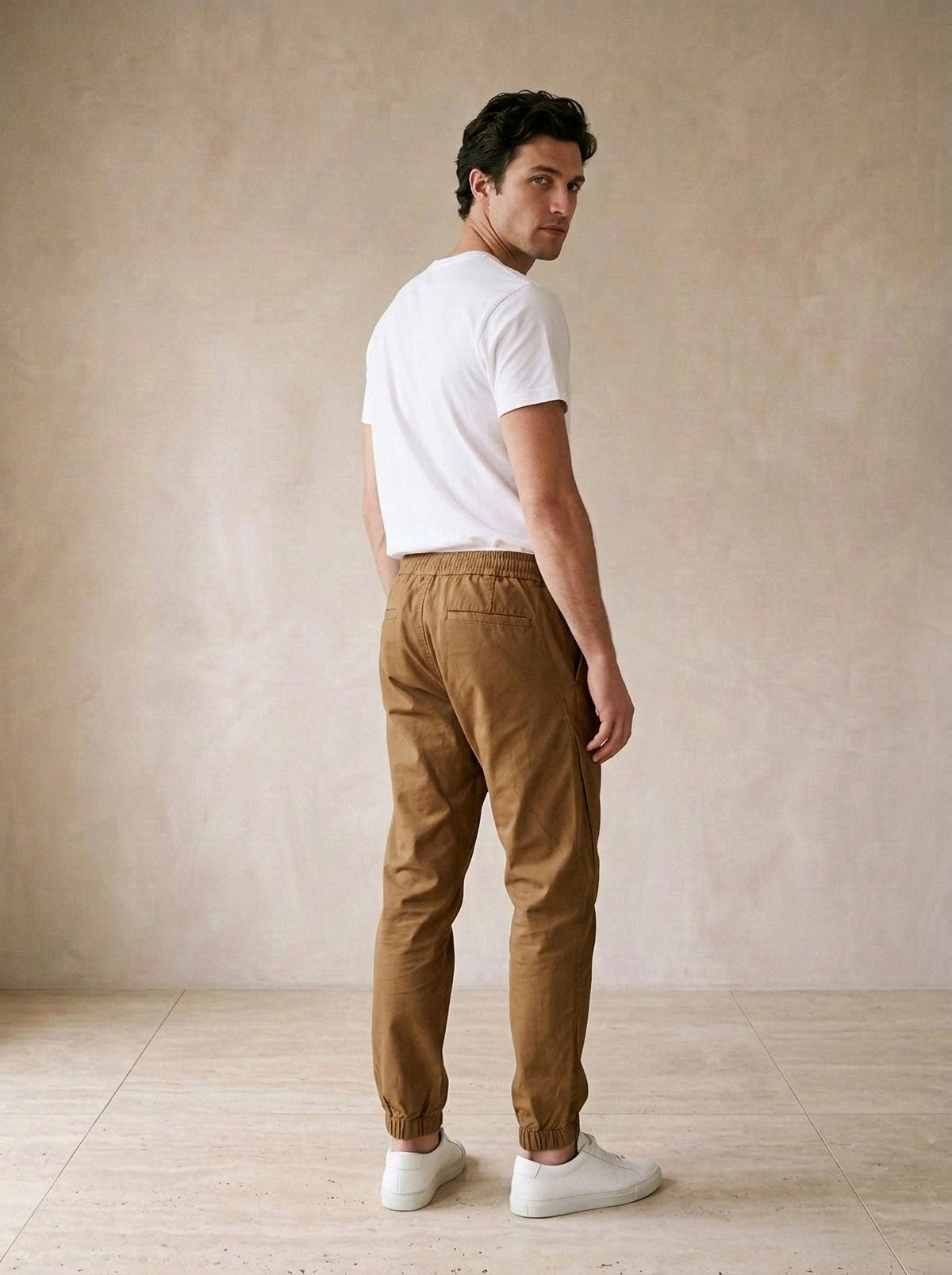 Marrom | Calça jogger de algodão Guimarães marrom – costas, olhando por cima do ombro