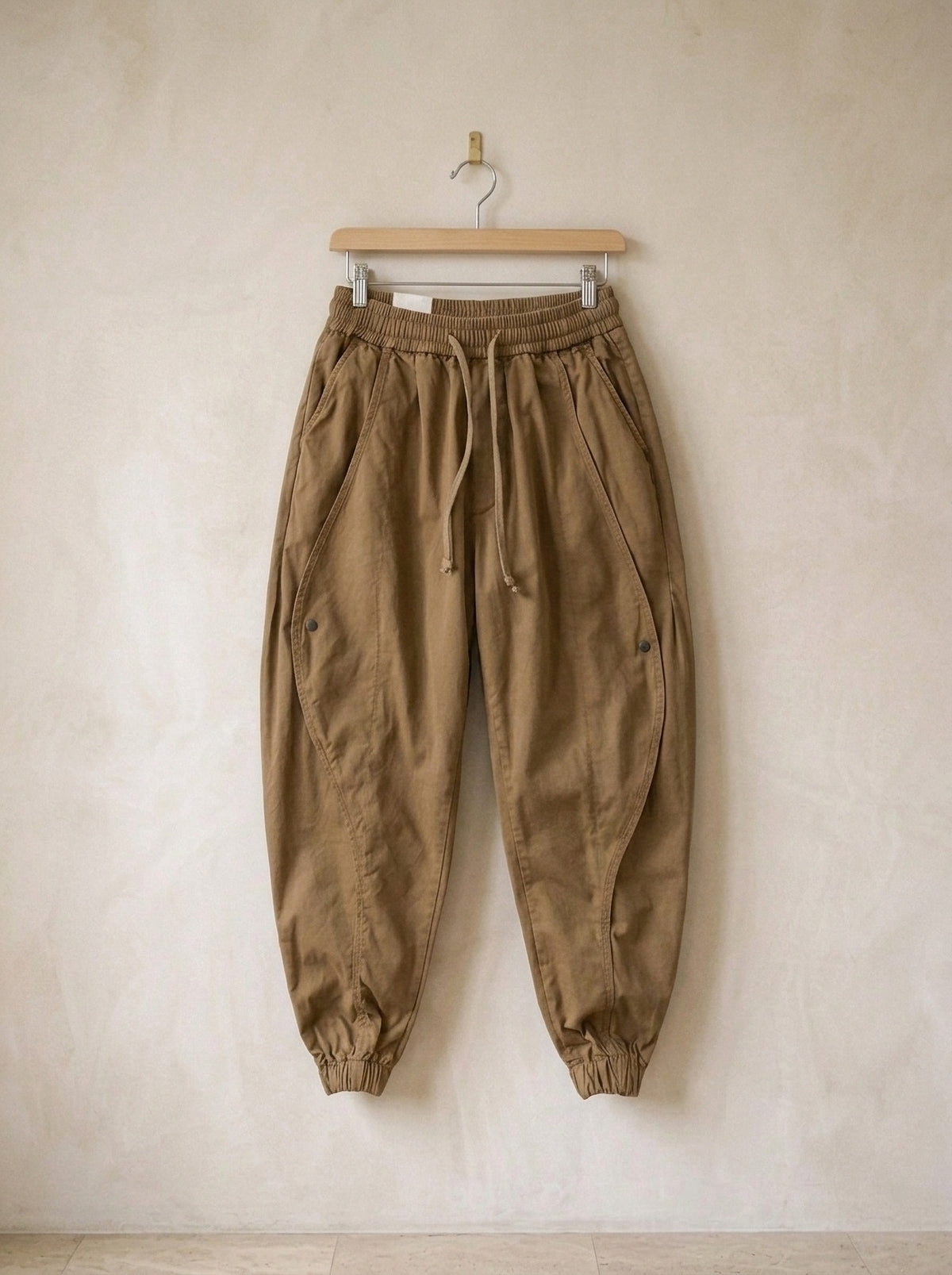 Marrom | Calça jogger de algodão Guimarães marrom – peça sozinha, no cabide de madeira