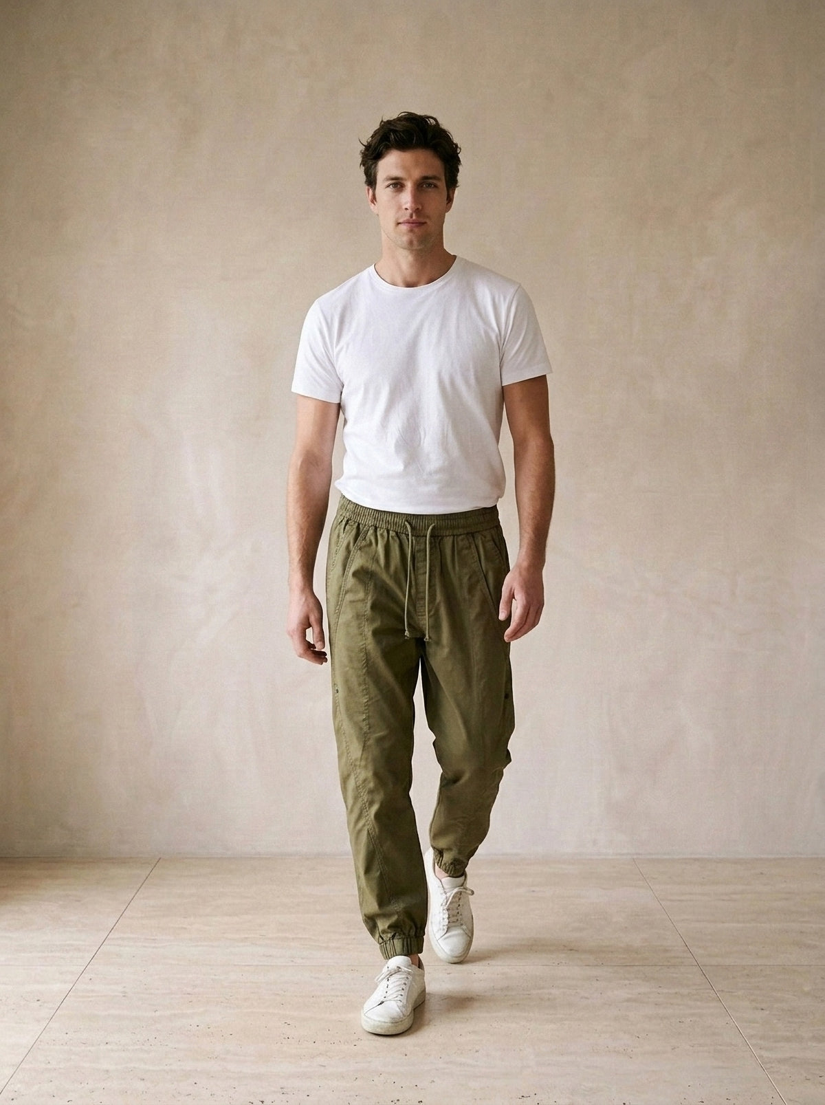 Verde | Calça jogger de algodão Guimarães verde – corpo inteiro, modelo caminhando
