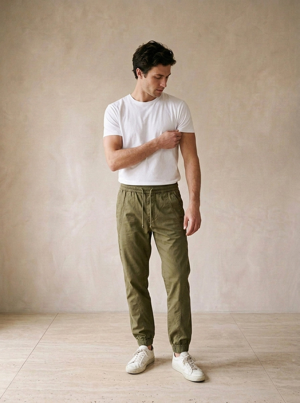 Verde | Calça jogger de algodão Guimarães verde – modelo ajustando a cintura