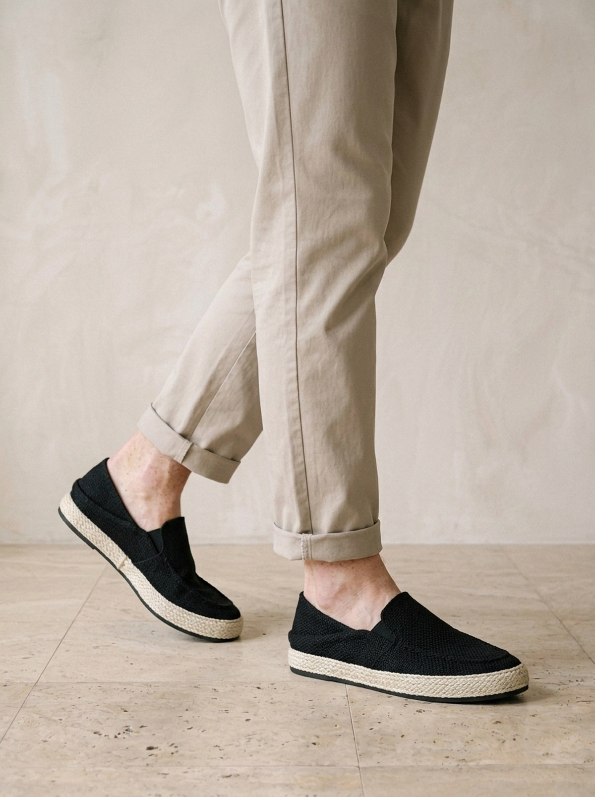 Preto | Mocassim espadrille Haarlem preto – nos pés, caminhando