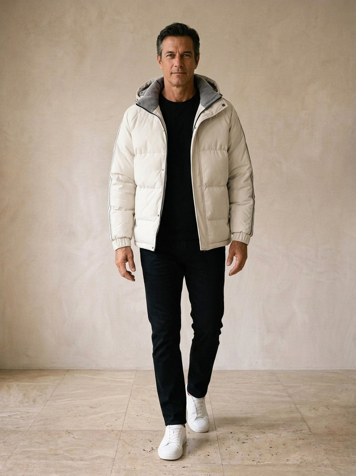 Off-white | Jaqueta puffer com capuz Haia off-white – corpo inteiro, modelo caminhando