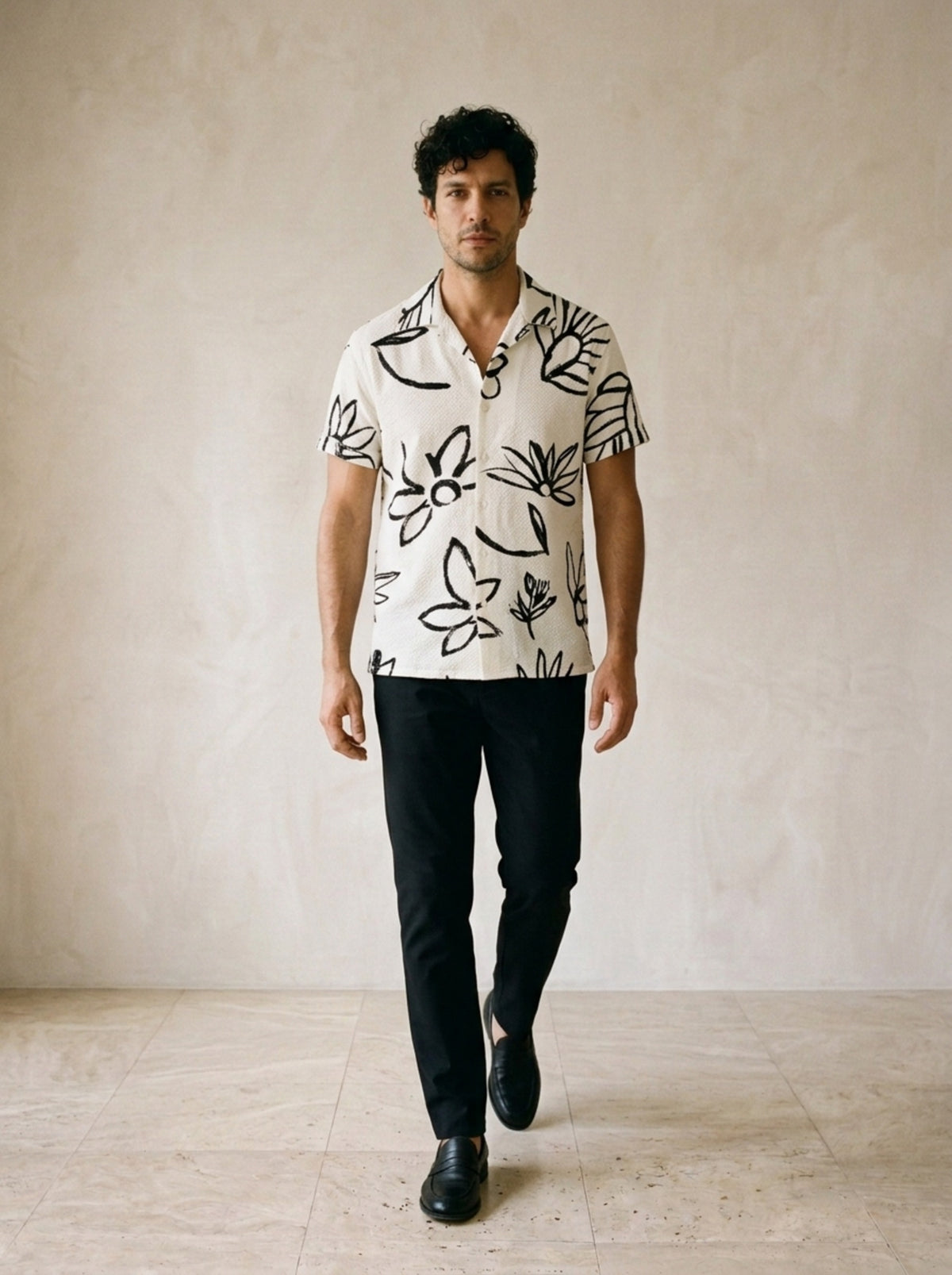 Branco | Camisa estampada floral Hallstatt branco – corpo inteiro, modelo caminhando