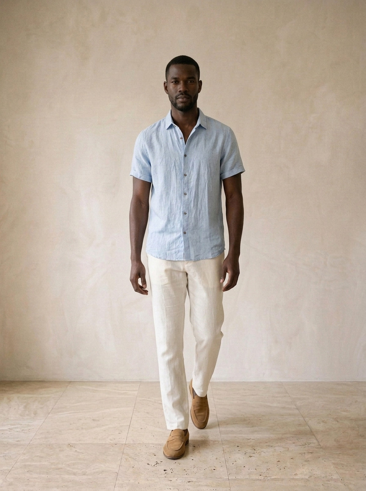 Azul-claro | Camisa social de linho Heidelberg azul-claro – corpo inteiro, modelo caminhando