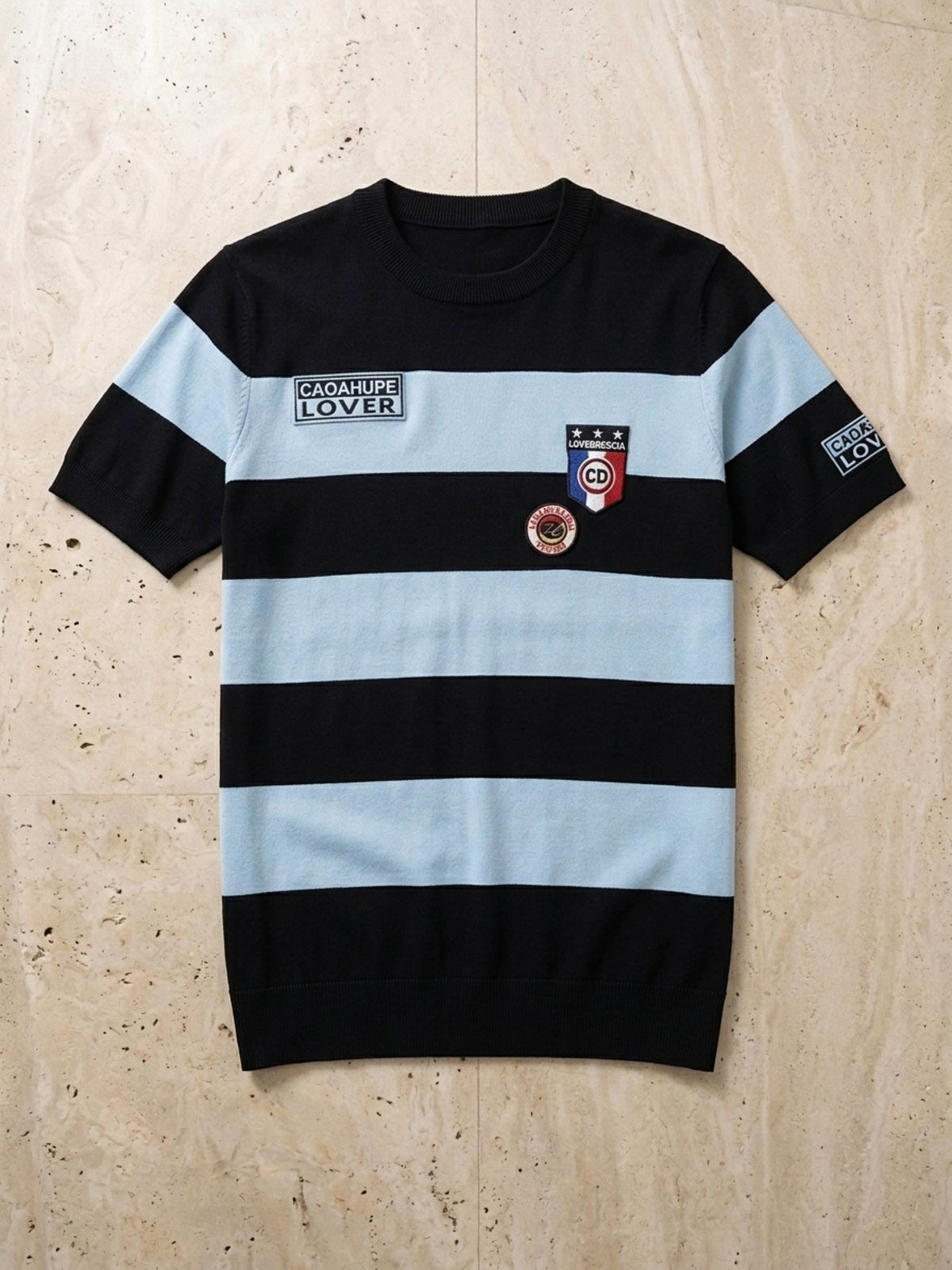 Azul | Camiseta de tricô listrada Sartong Höfn preta com listras azul-claras – peça sozinha vista de cima
