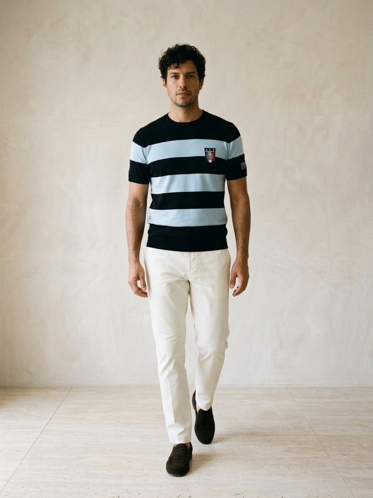Azul | Camiseta de tricô listrada Sartong Höfn preta com listras azul-claras – corpo inteiro, modelo caminhando