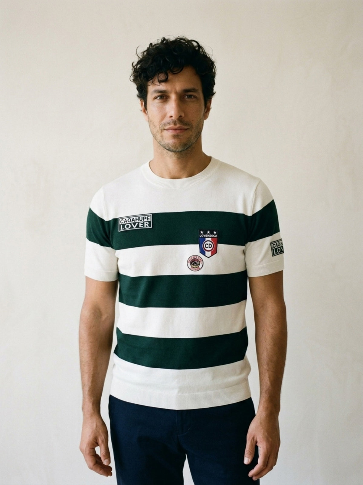 Branco | Camiseta de tricô listrada Sartong Höfn branca com listras verde-escuras – vista de frente, recorte próximo