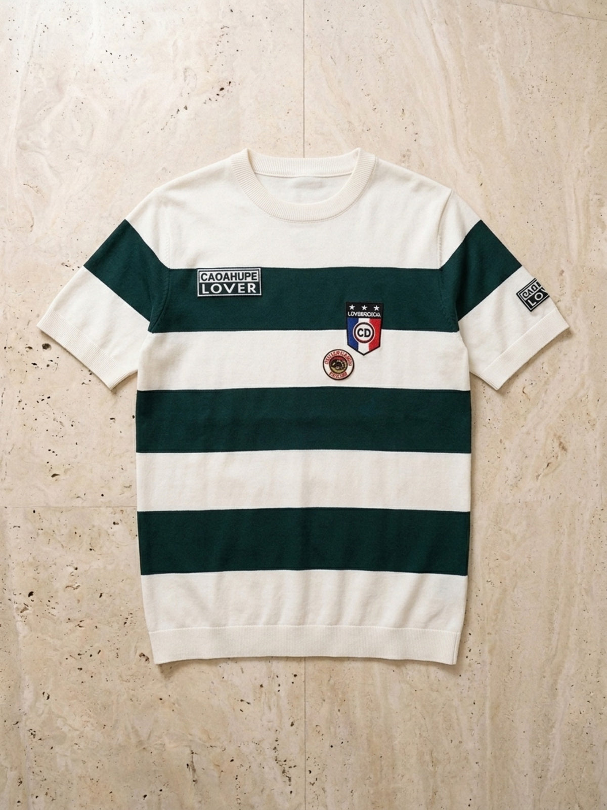 Branco | Camiseta de tricô listrada Sartong Höfn branca com listras verde-escuras – peça sozinha vista de cima