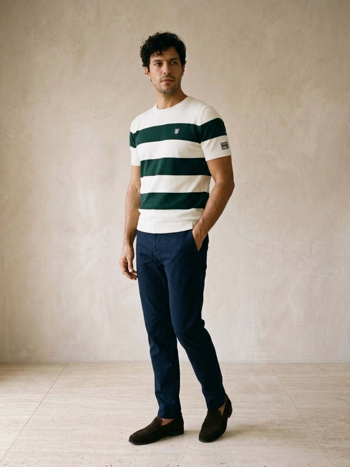 Branco | Camiseta de tricô listrada Sartong Höfn branca com listras verde-escuras – vista três quartos