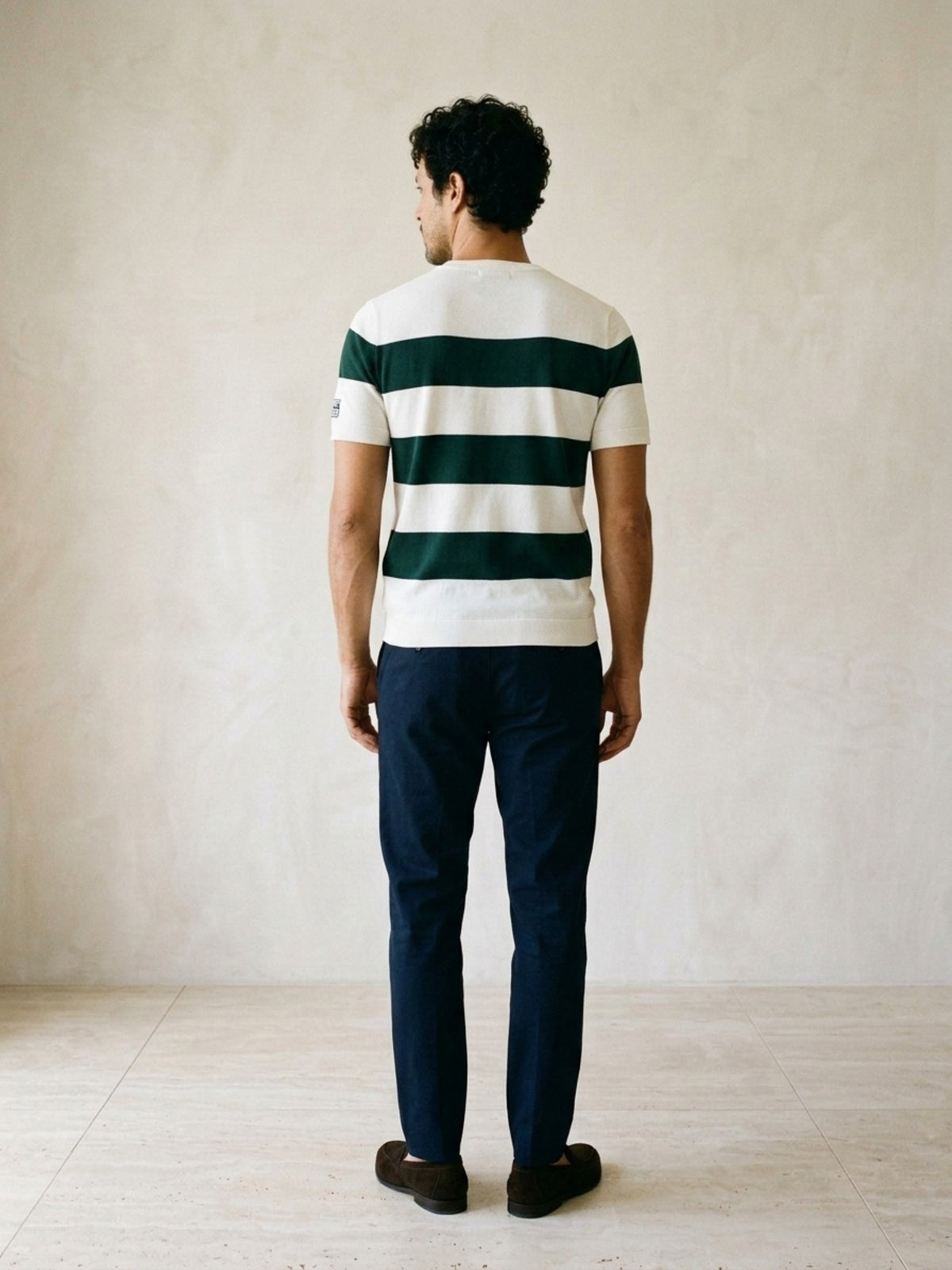 Branco | Camiseta de tricô listrada Sartong Höfn branca com listras verde-escuras – vista de costas