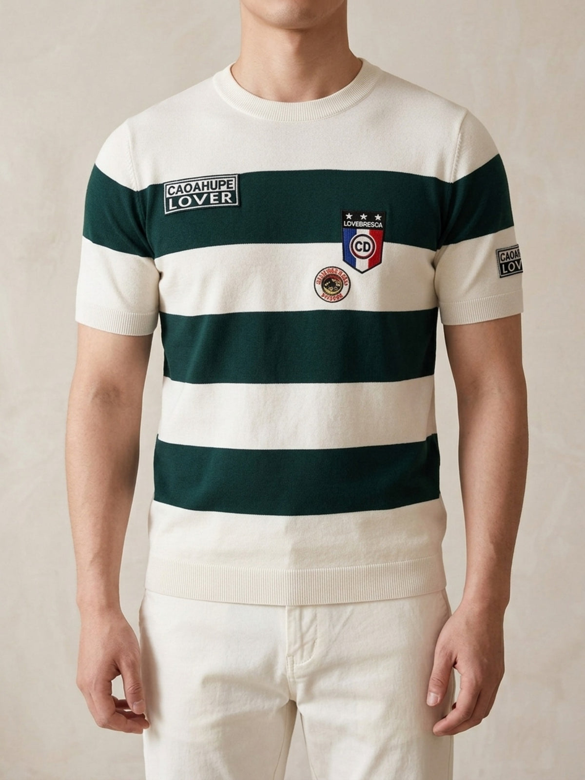 Branco | Camiseta de tricô listrada Sartong Höfn branca com listras verde-escuras – peça no corpo, foto de produto