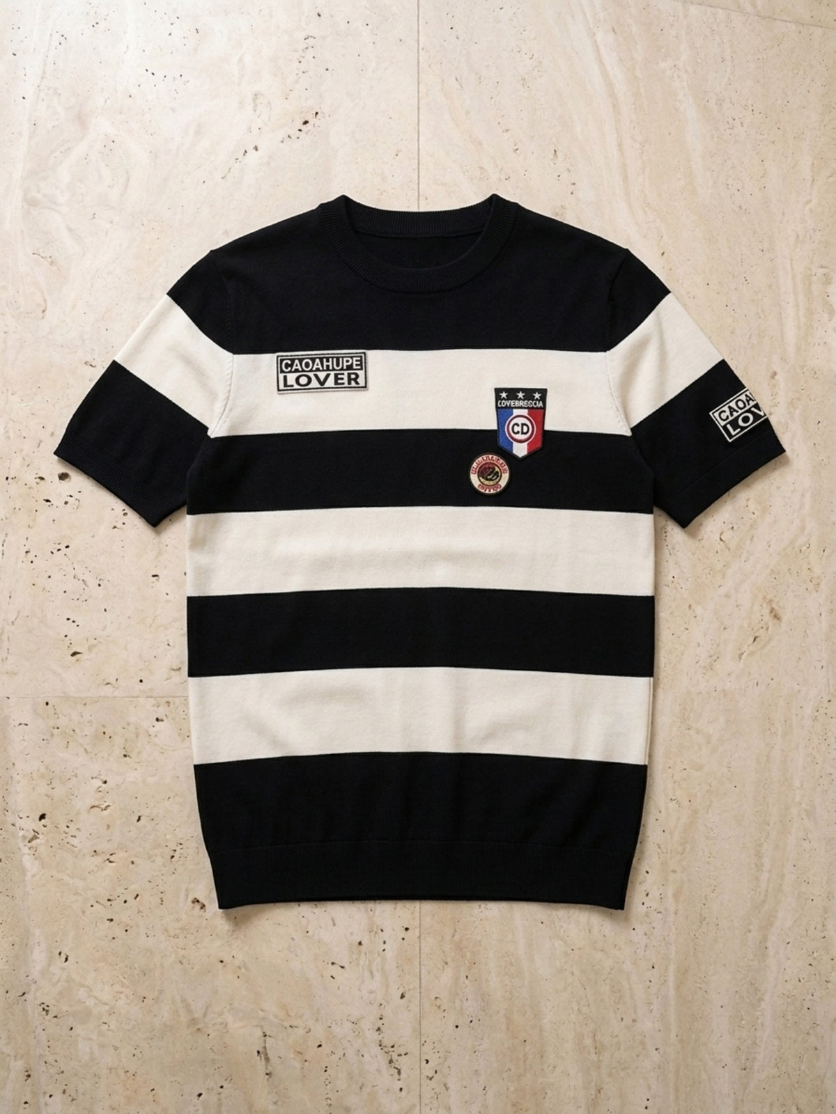 Preto | Camiseta de tricô listrada Sartong Höfn preta com listras brancas – peça sozinha vista de cima