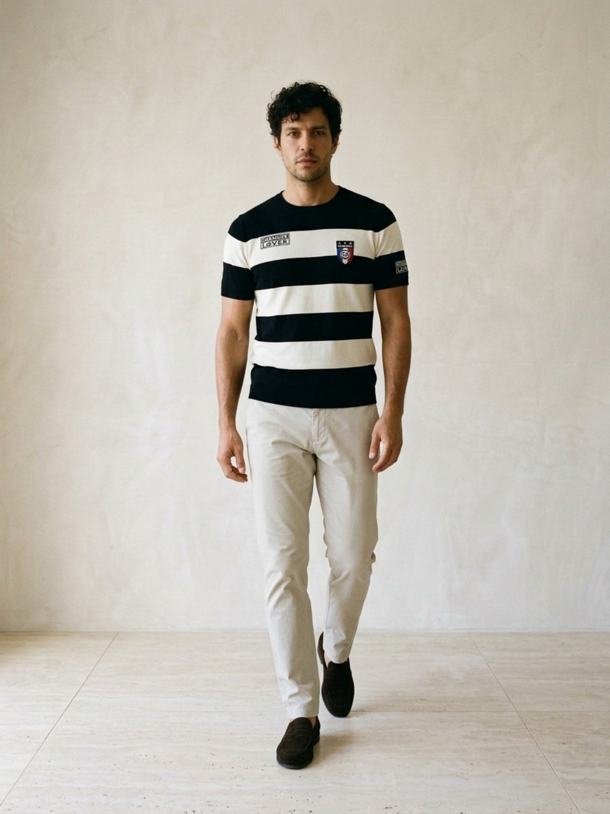 Preto | Camiseta de tricô listrada Sartong Höfn preta com listras brancas – corpo inteiro, modelo caminhando