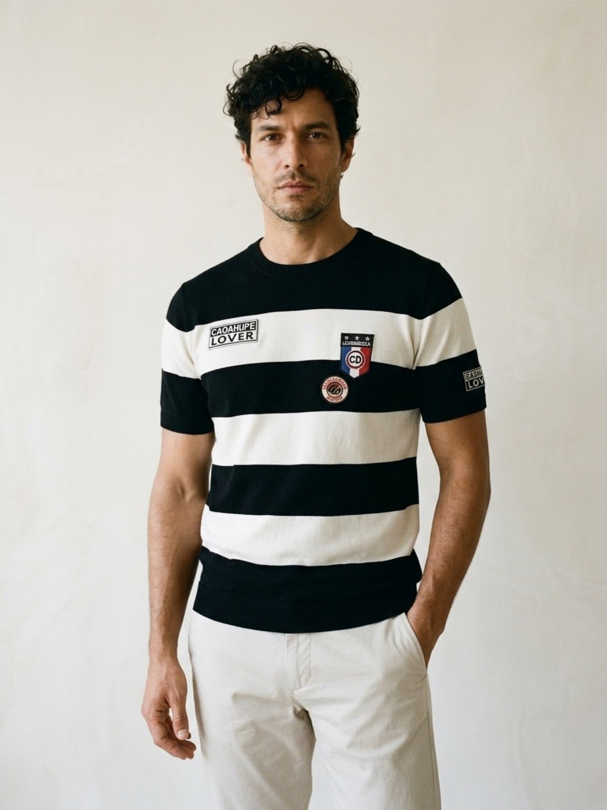 Preto | Camiseta de tricô listrada Sartong Höfn preta com listras brancas – detalhe das listras e dos patches