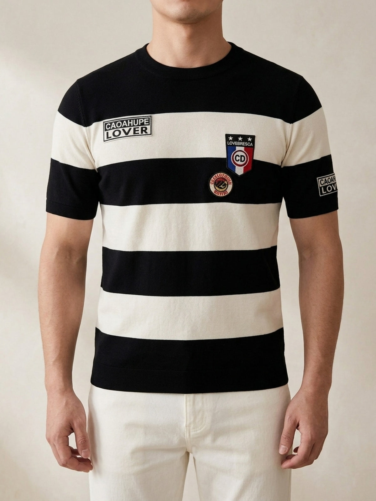 Preto | Camiseta de tricô listrada Sartong Höfn preta com listras brancas – peça no corpo, foto de produto