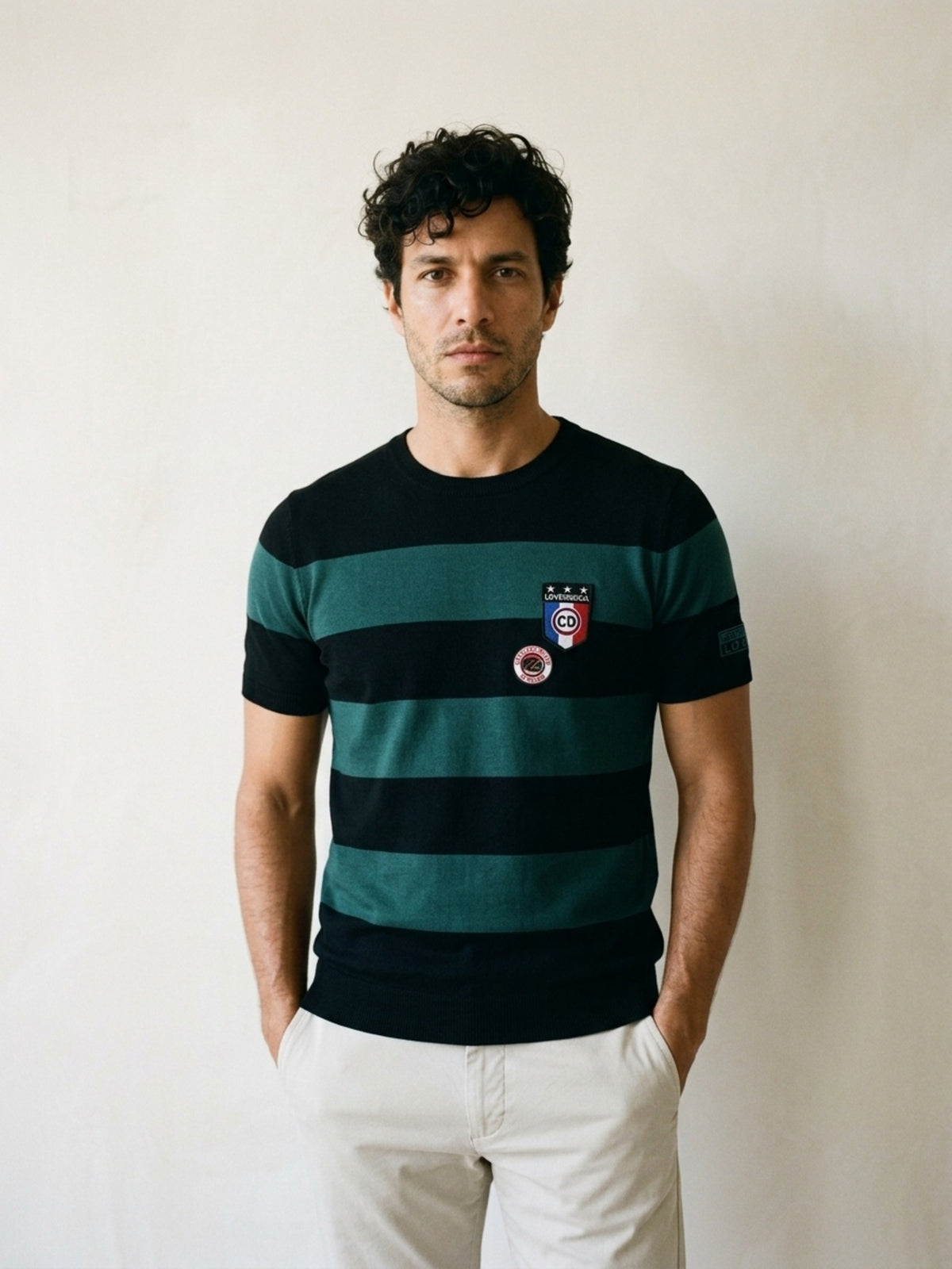 Verde | Camiseta de tricô listrada Sartong Höfn preta com listras verdes – vista de frente, recorte próximo