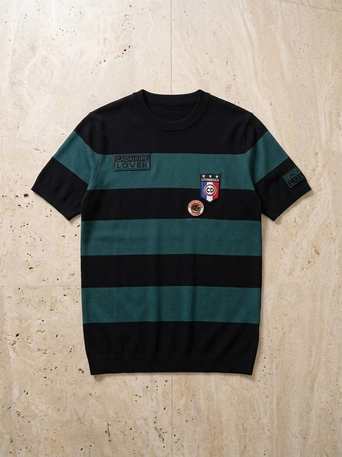 Verde | Camiseta de tricô listrada Sartong Höfn preta com listras verdes – peça sozinha vista de cima