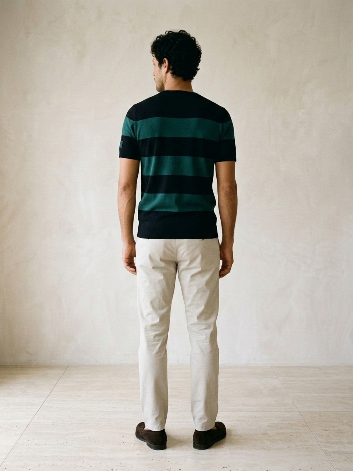 Verde | Camiseta de tricô listrada Sartong Höfn preta com listras verdes – vista de costas