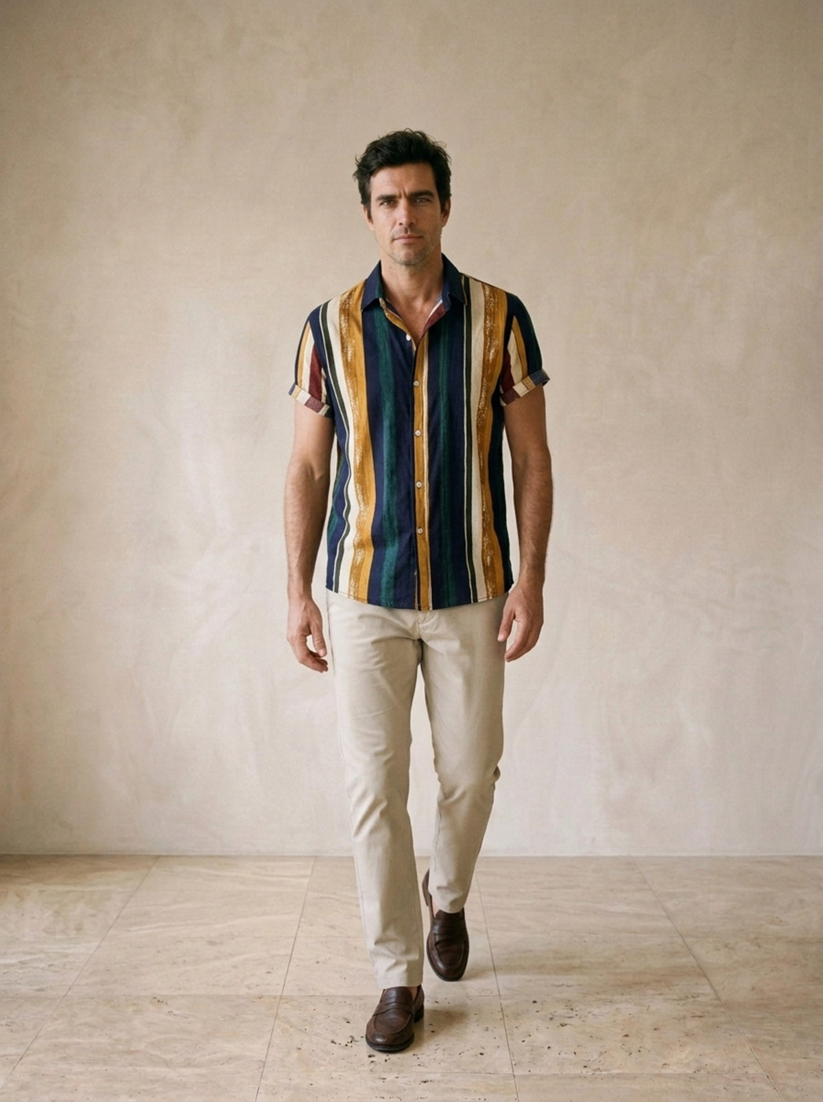 Camisa listrada Honfleur – corpo inteiro, modelo caminhando