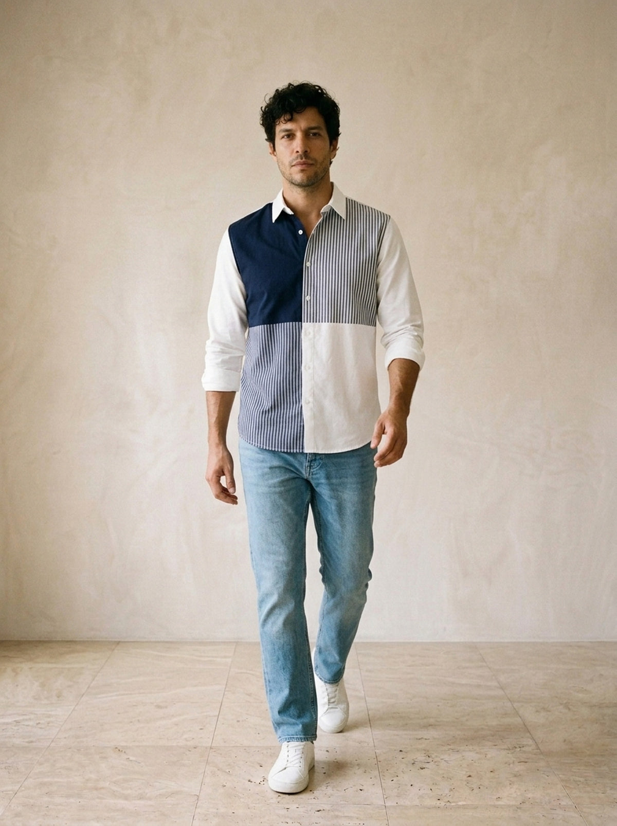 Branco | Camisa patchwork listrada Húsavík branco – corpo inteiro, modelo caminhando