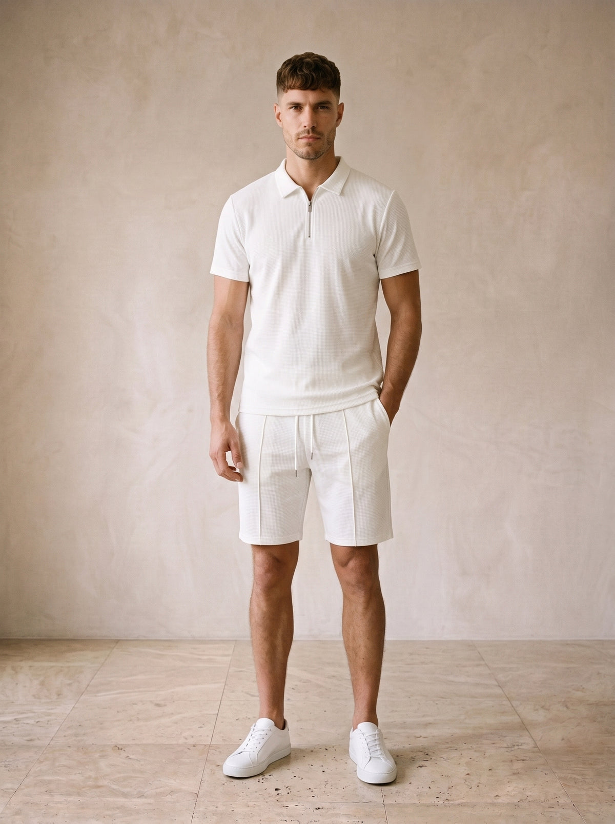 Marfim | Conjunto polo waffle com zíper e short Hydra marfim – vista de frente, corpo inteiro