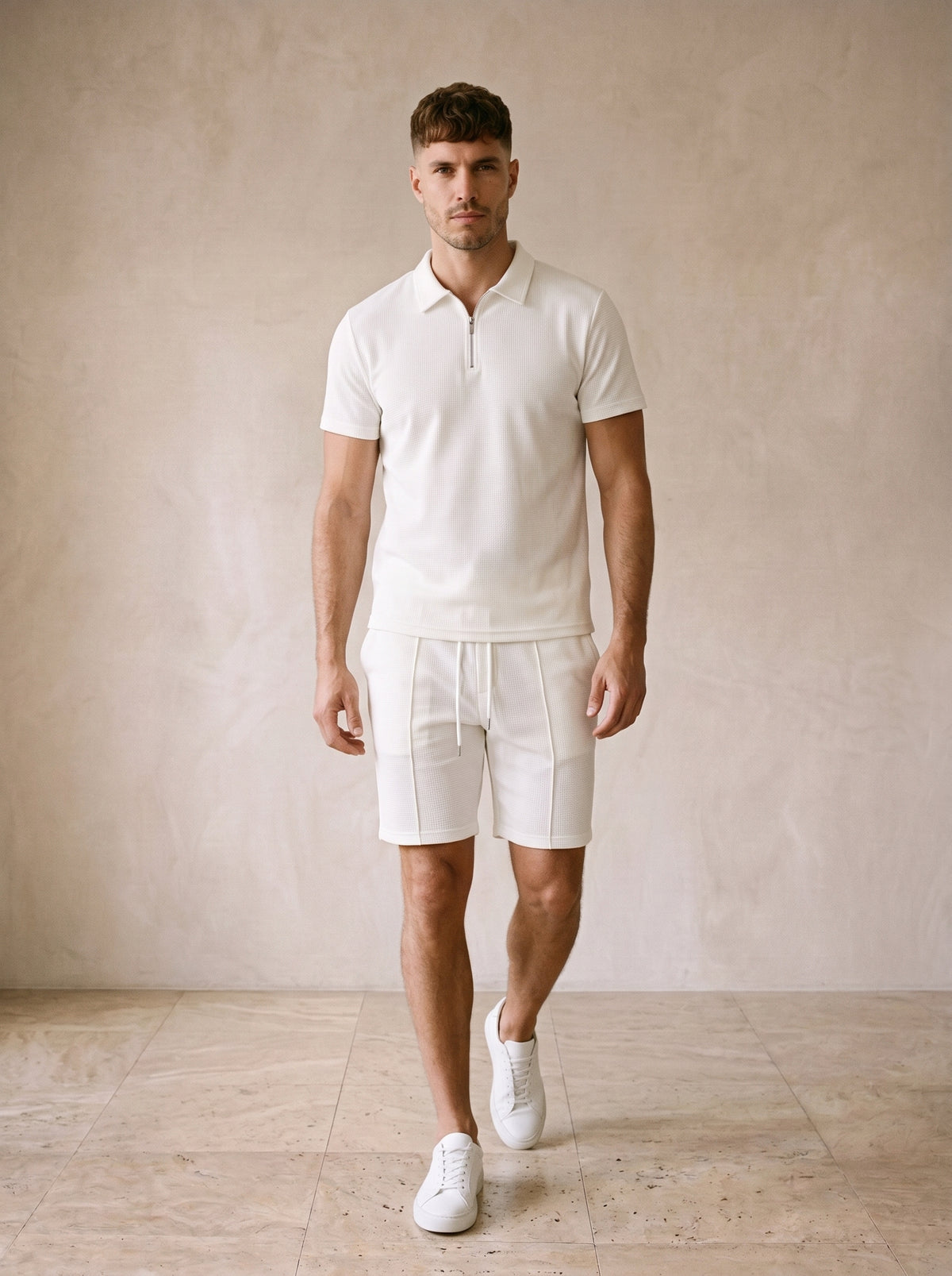 Marfim | Conjunto polo waffle com zíper e short Hydra marfim – corpo inteiro, modelo caminhando