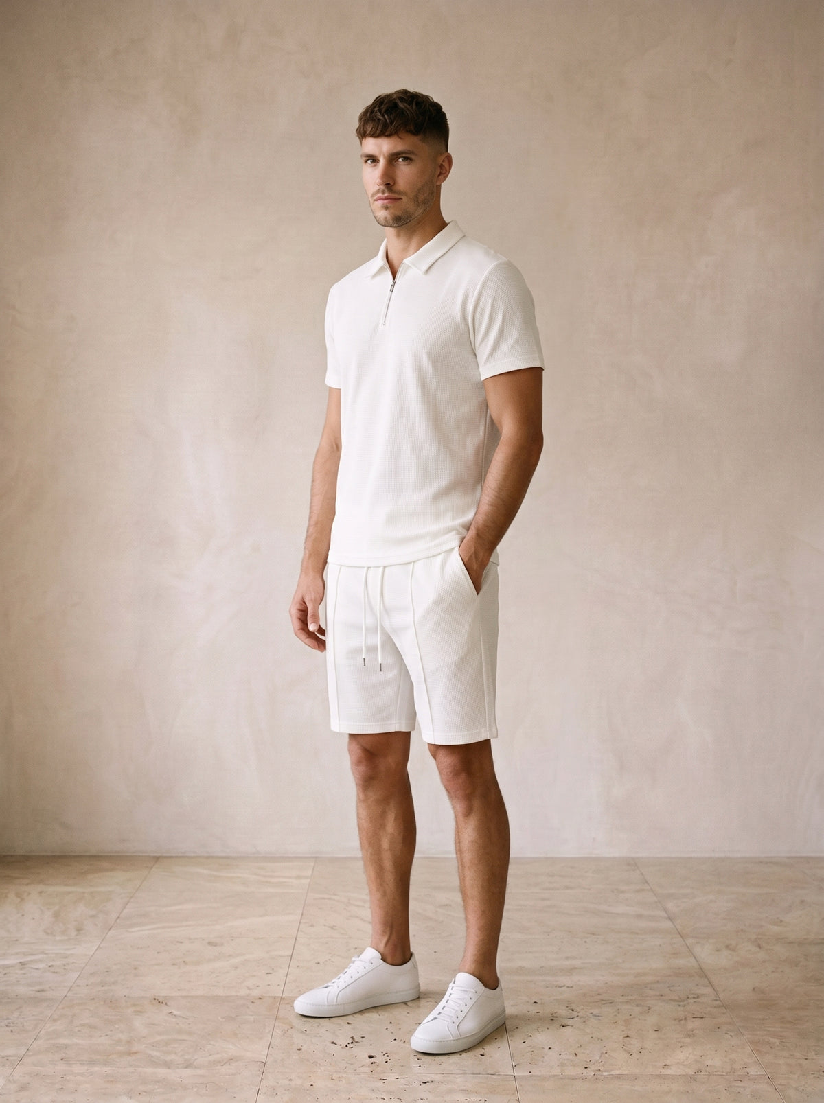 Marfim | Conjunto polo waffle com zíper e short Hydra marfim – vista três quartos