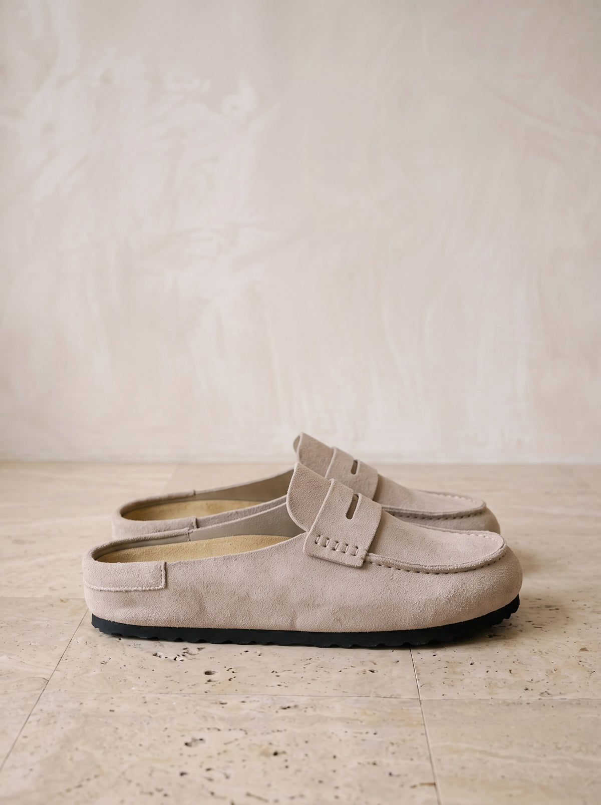 Areia | Mule de couro com sola de cortiça Hyères areia – par de lado, foto de produto