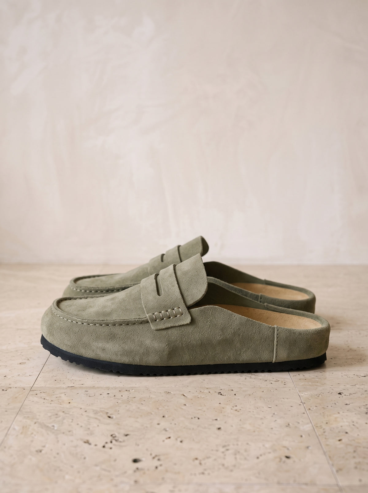 Verde-oliva | Mule de couro com sola de cortiça Hyères verde-oliva – par de lado, foto de produto