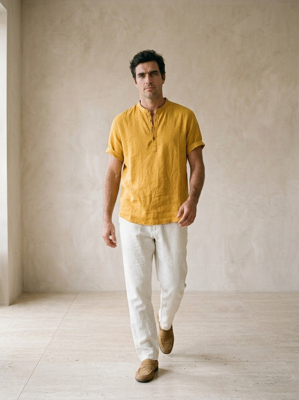 Amarelo | Camisa de linho manga curta Interlaken amarelo – corpo inteiro, modelo caminhando