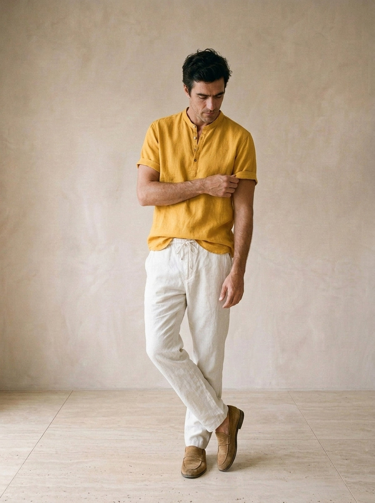 Amarelo | Camisa de linho manga curta Interlaken amarelo – modelo ajustando a manga