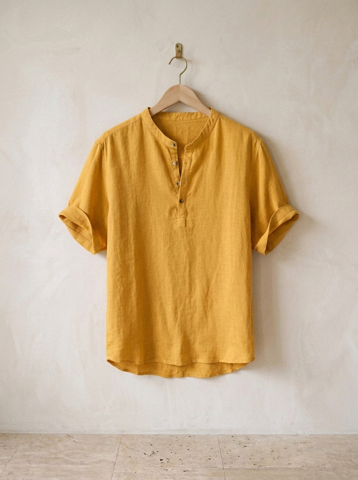 Amarelo | Camisa de linho manga curta Interlaken amarelo – peça sozinha, no cabide de madeira