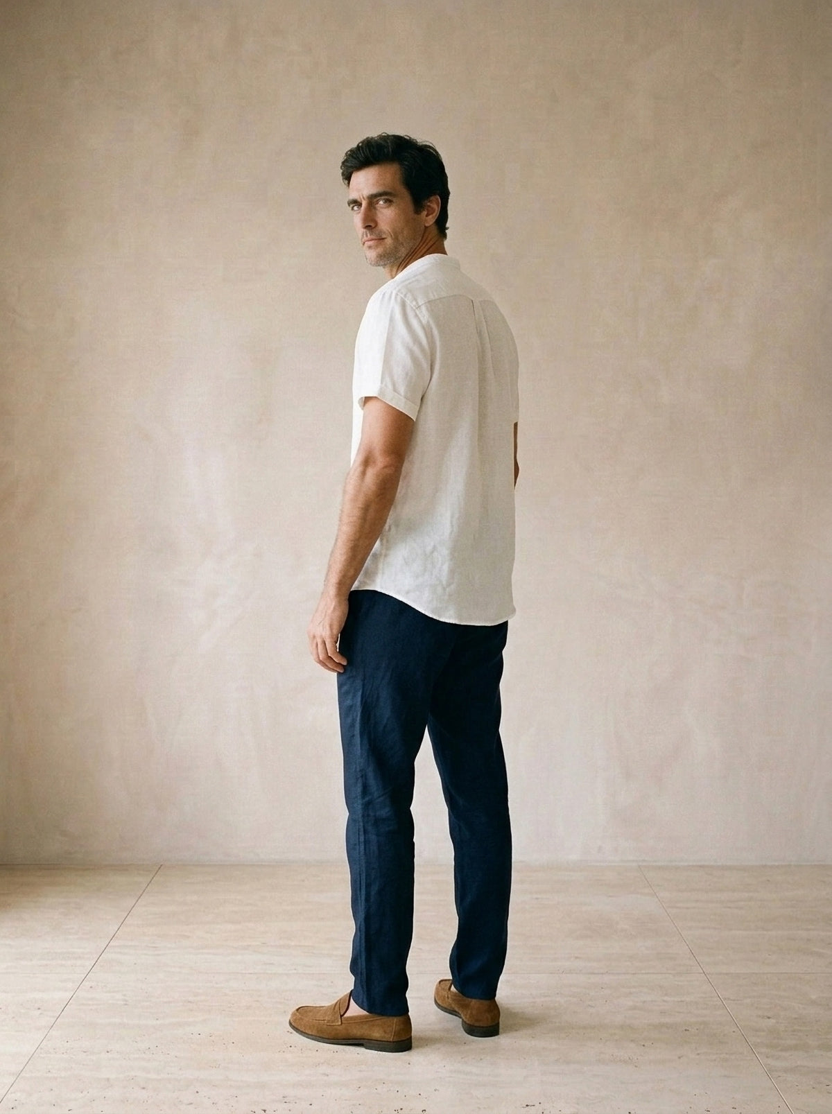 Branco | Camisa de linho manga curta Interlaken branco – costas, olhando por cima do ombro