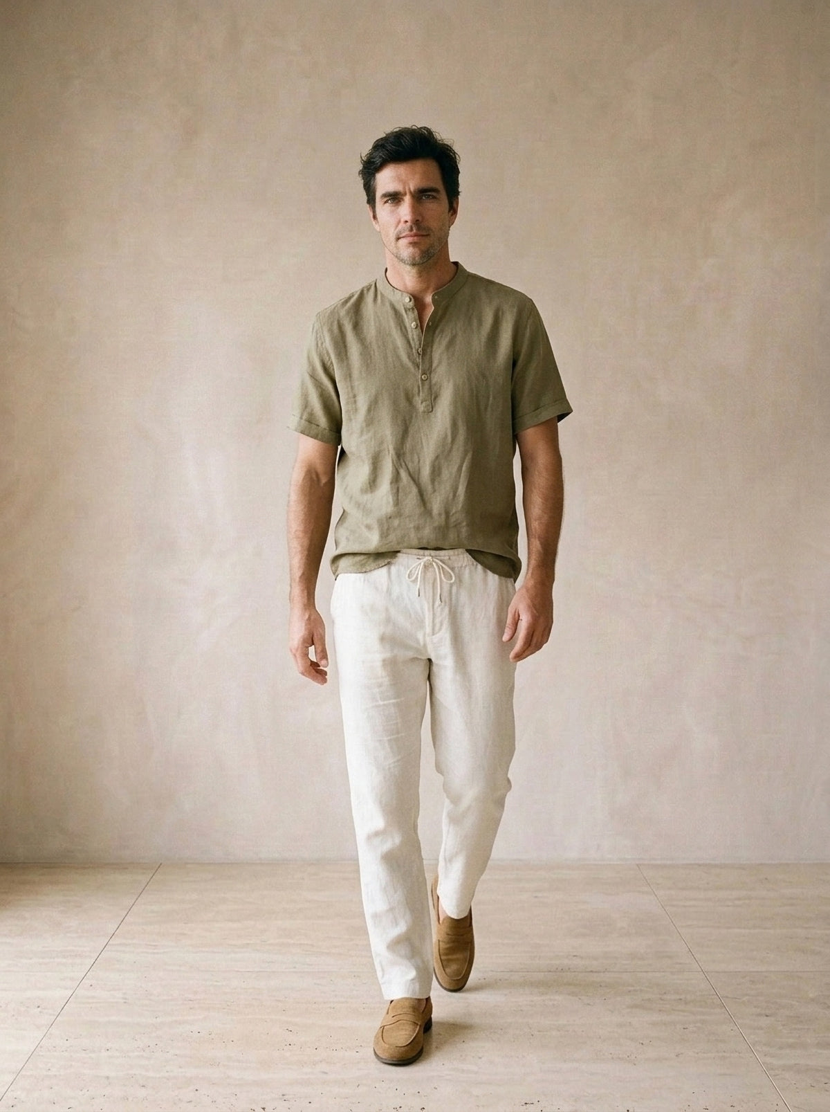 Verde | Camisa de linho manga curta Interlaken verde – corpo inteiro, modelo caminhando