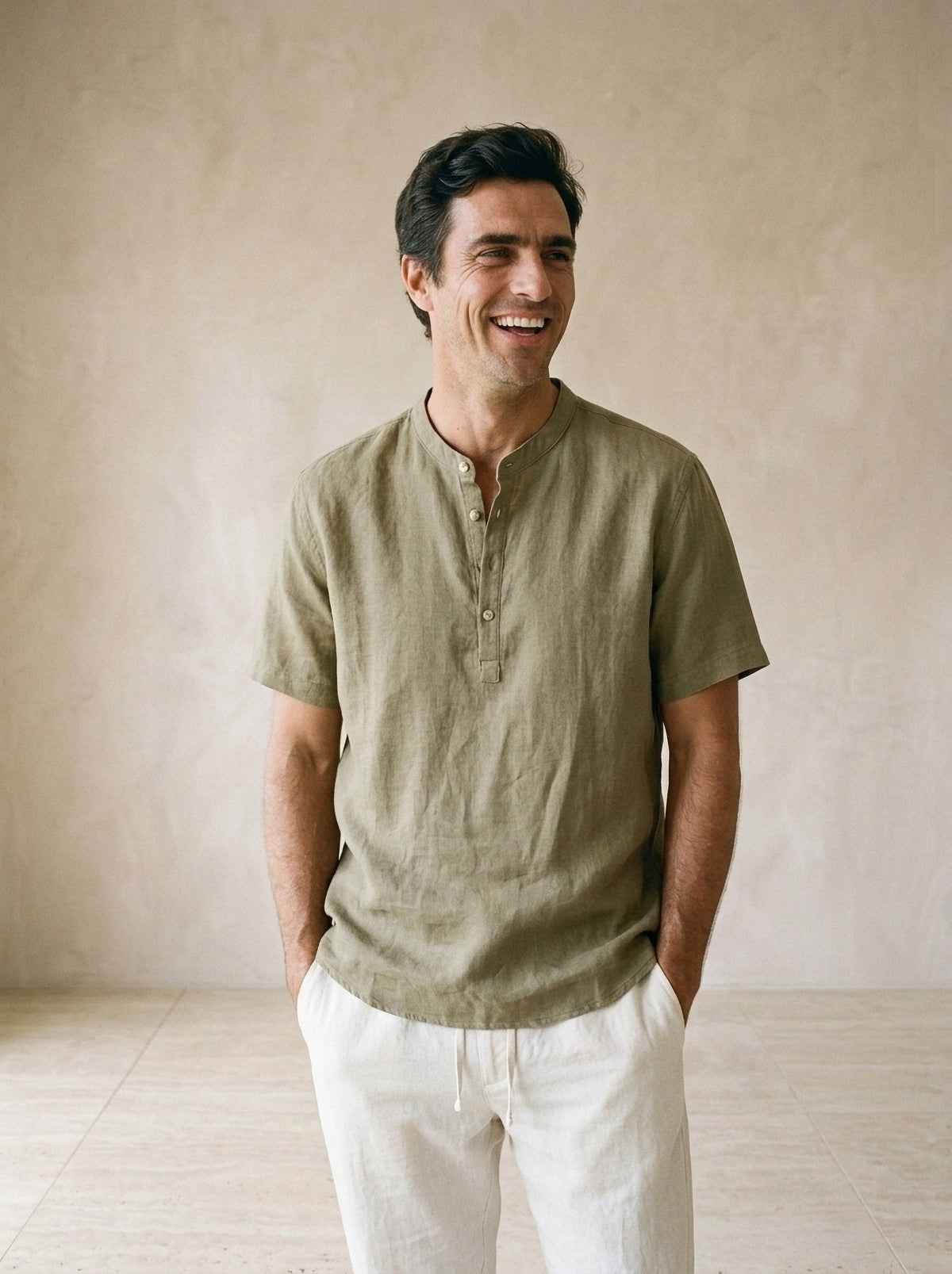 Verde | Camisa de linho manga curta Interlaken verde – modelo sorrindo, recorte médio