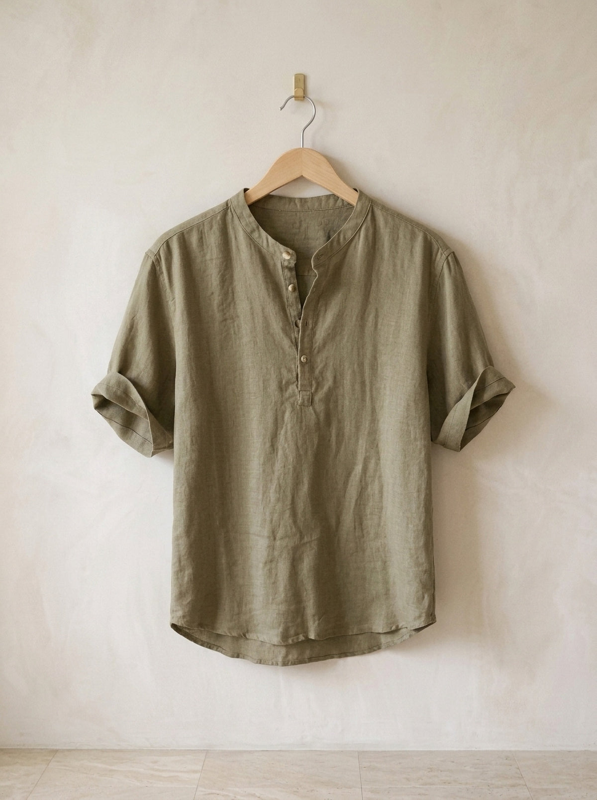 Verde | Camisa de linho manga curta Interlaken verde – peça sozinha, no cabide de madeira