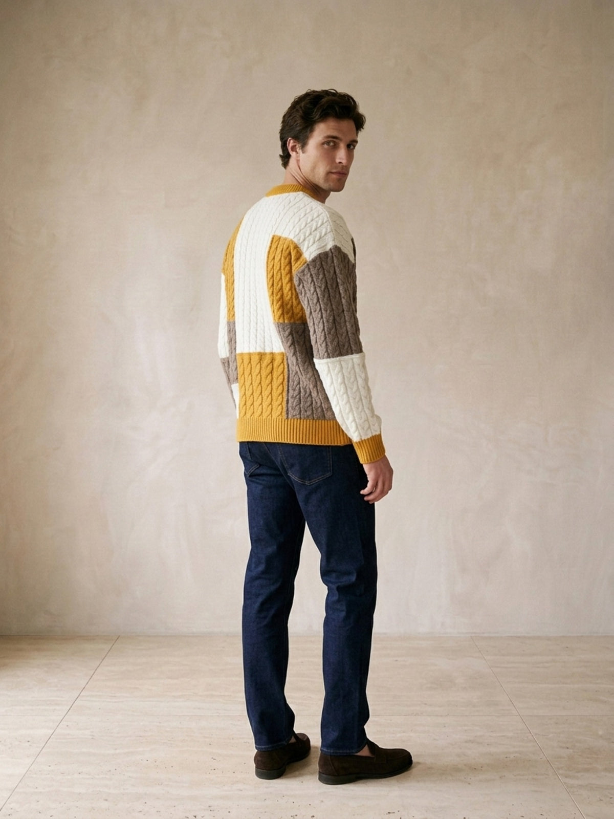 Amarelo | Suéter de tricô patchwork Sartong Iseltwald amarelo – costas, olhando por cima do ombro