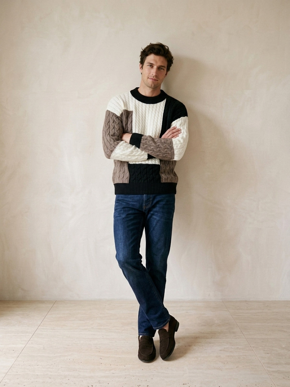 Preto | Suéter de tricô patchwork Sartong Iseltwald preto – modelo encostado na parede